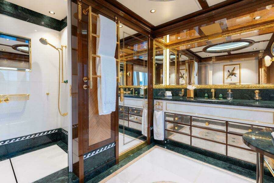 Main Deck Twin Guest Stateroom Starboard Side Bath