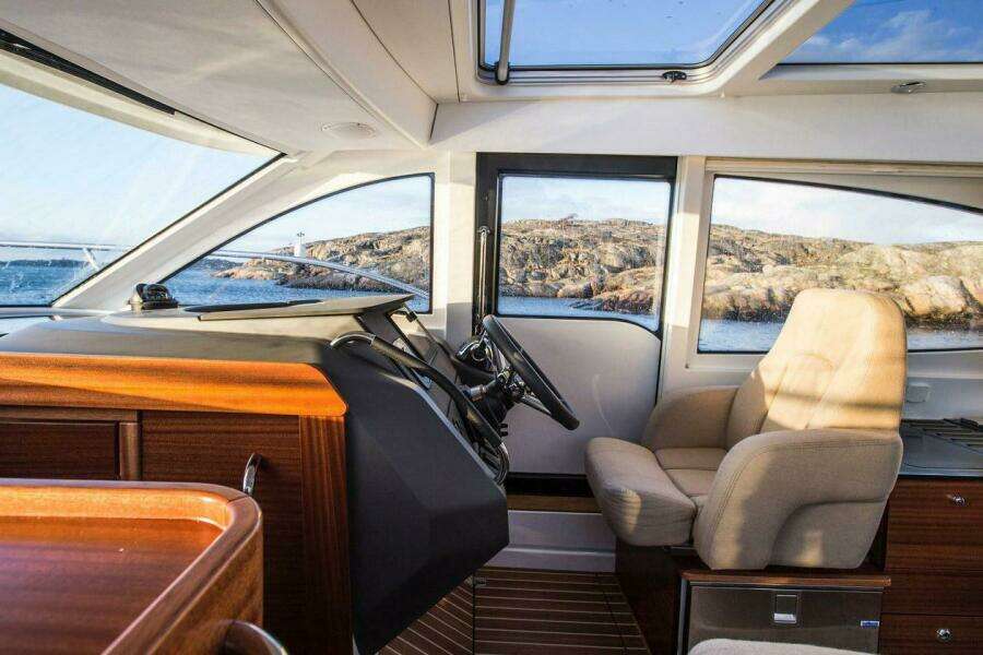 33ft Nimbus Yacht For Sale
