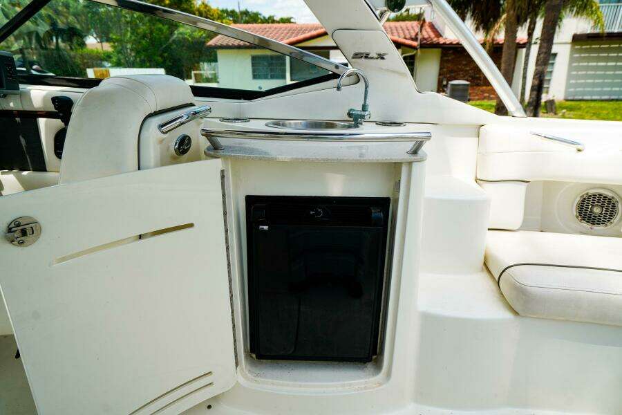 27ft Sea Ray Yacht For Sale