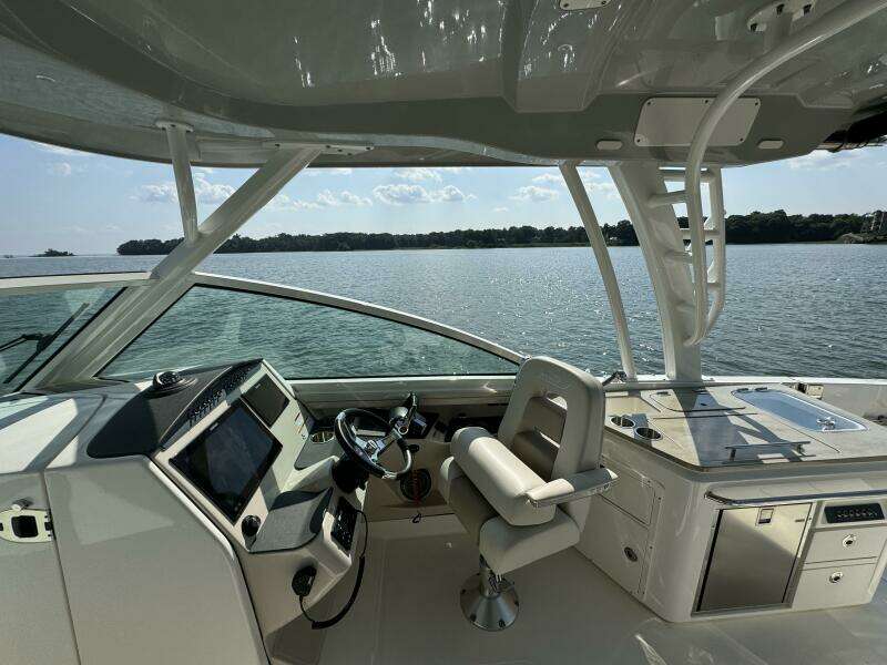 32ft Boston Whaler Yacht For Sale