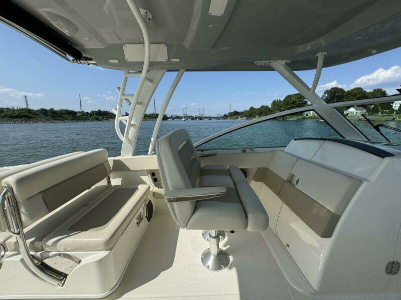 32ft Boston Whaler Yacht For Sale