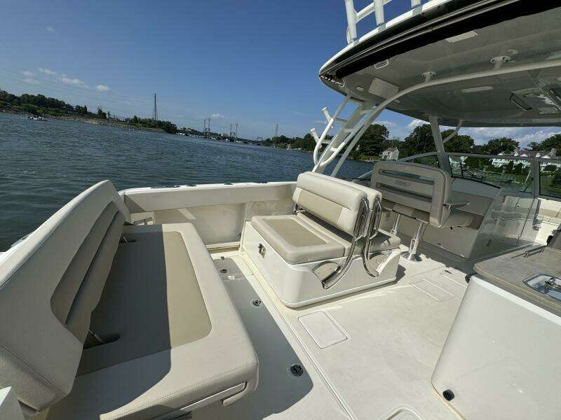 32ft Boston Whaler Yacht For Sale