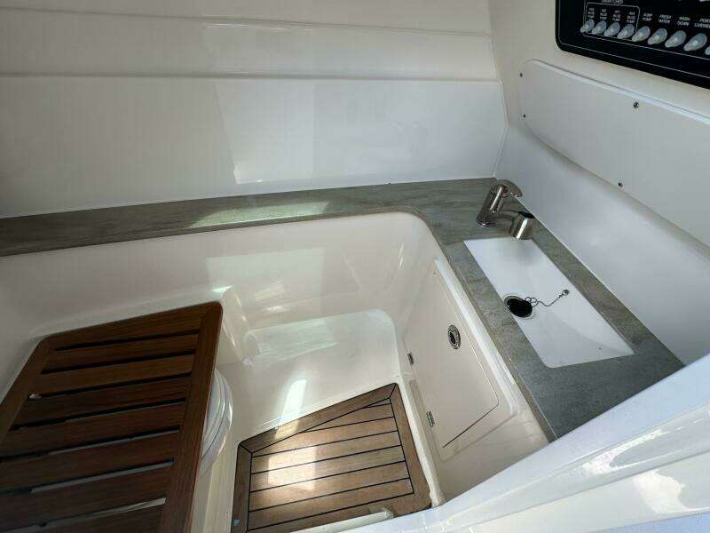 32ft Boston Whaler Yacht For Sale