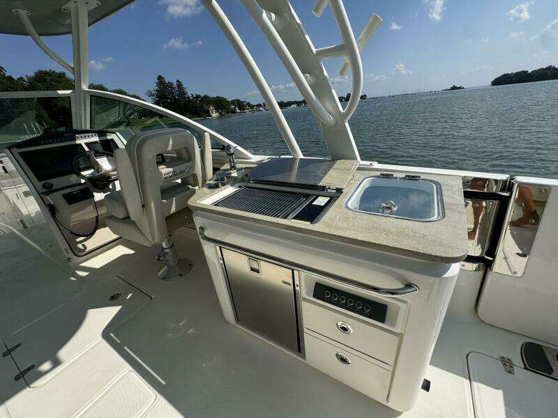 32ft Boston Whaler Yacht For Sale