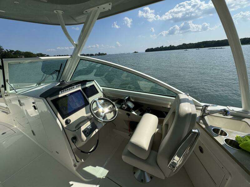 32ft Boston Whaler Yacht For Sale