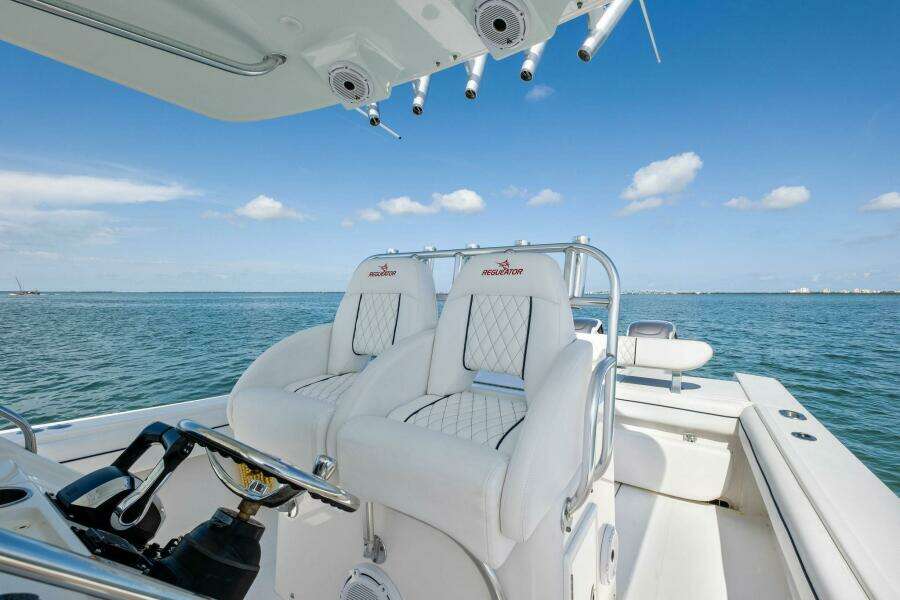 2012 Regulator 32 Helm Seating