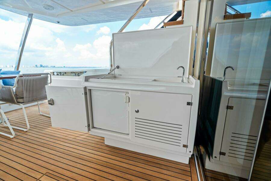 OUR TRADE 92ft Ferretti Yachts Yacht For Sale