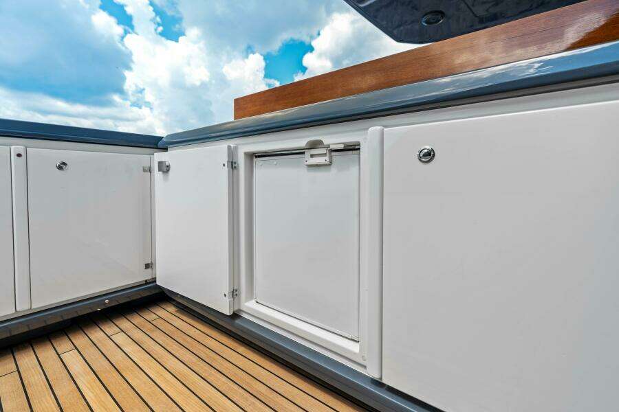 OUR TRADE 92ft Ferretti Yachts Yacht For Sale