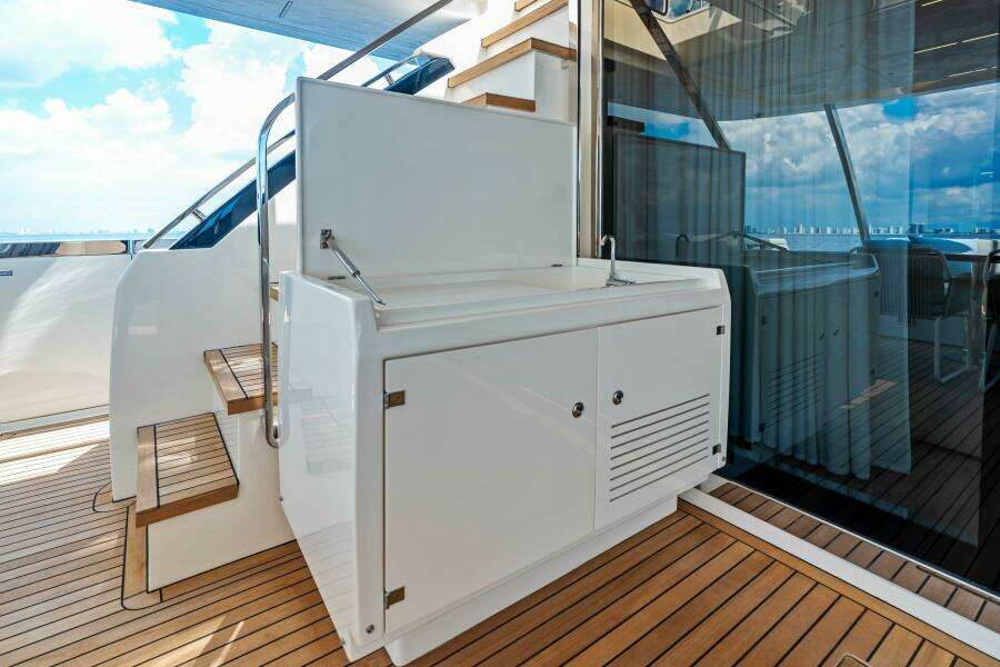 OUR TRADE 92ft Ferretti Yachts Yacht For Sale