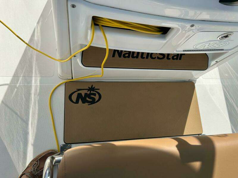23ft NauticStar Yacht For Sale