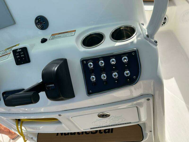 23ft NauticStar Yacht For Sale