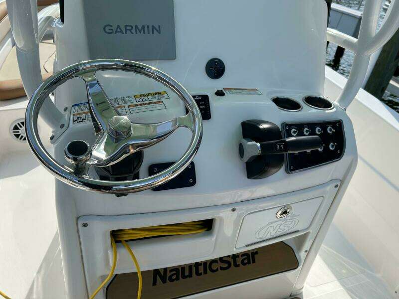 23ft NauticStar Yacht For Sale