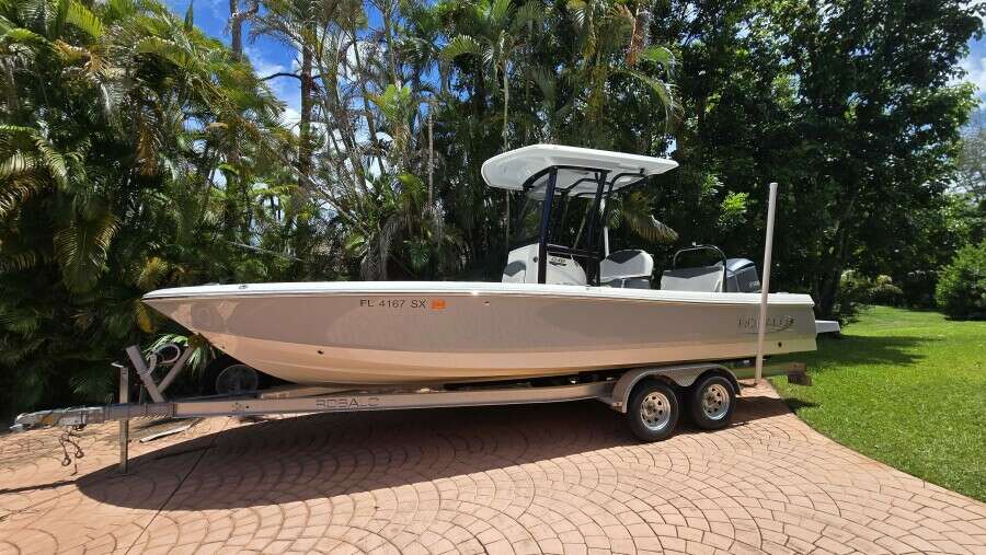 2021 Robalo 246 Cayman