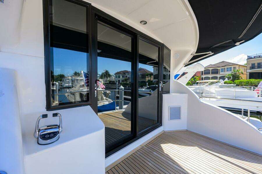 Enclosed Flybridge Aft Deck