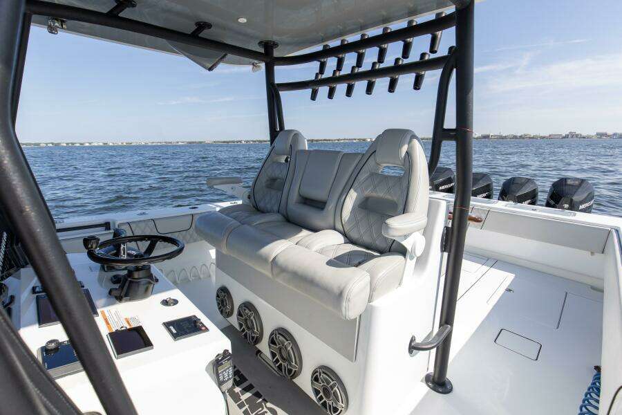2022 44_ Contender 44 ST One More Helm Seats (5)