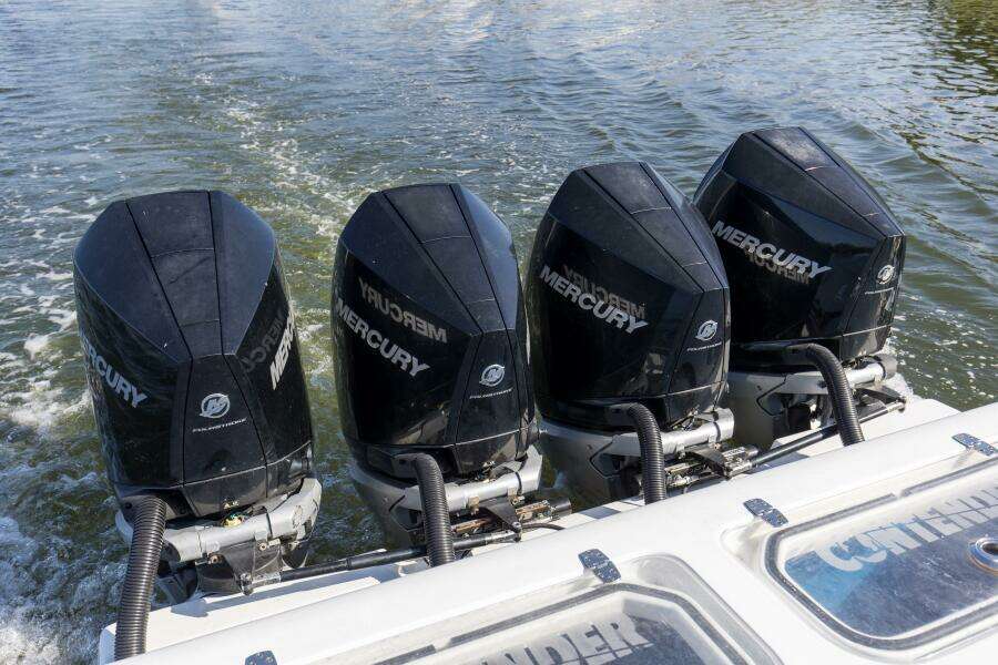 2022 44_ Contender 44 ST One More Engines (9)