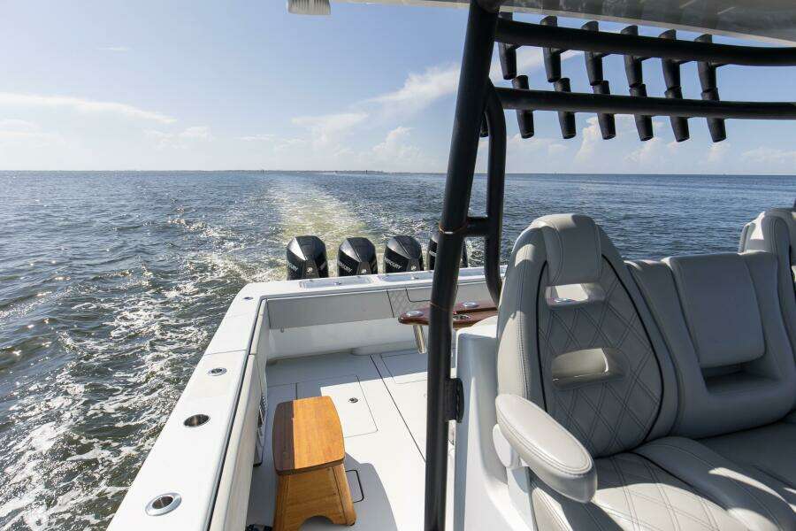 2022 44_ Contender 44 ST One More Helm Seats (4)