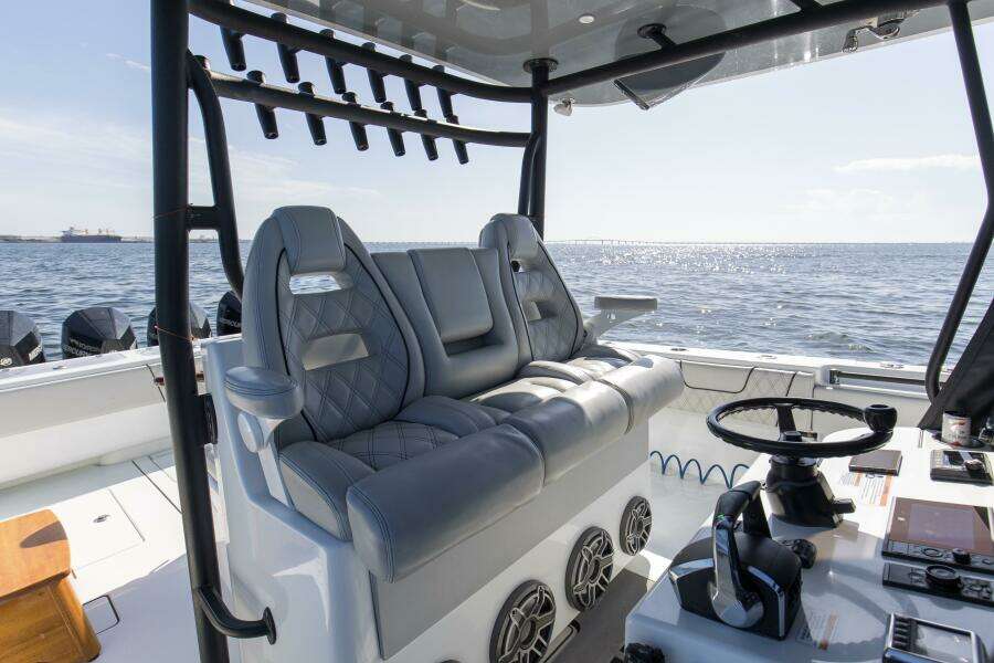2022 44_ Contender 44 ST One More Helm Seats (3)