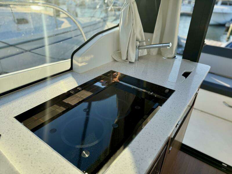 SaaSea 33ft Jeanneau Yacht For Sale