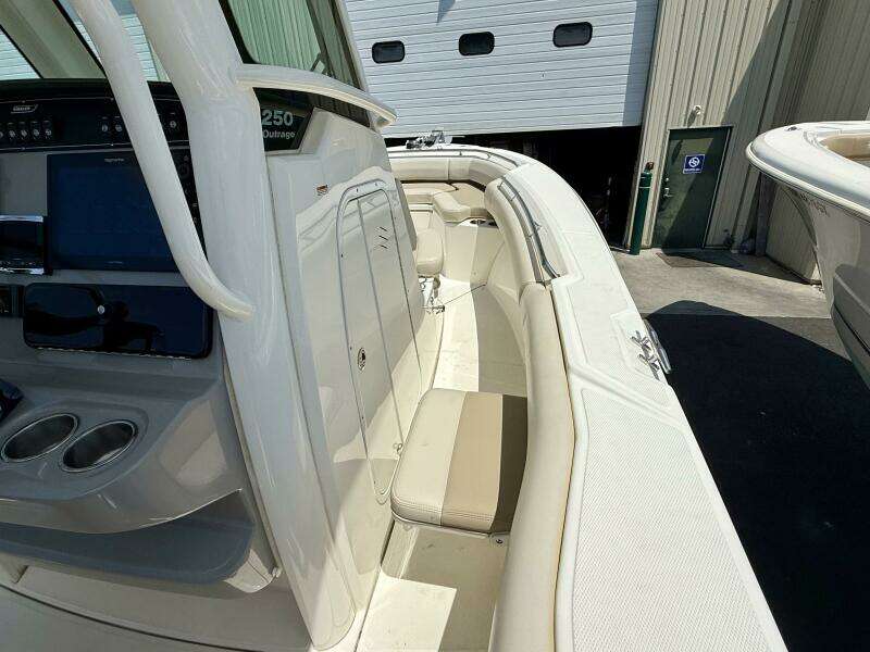 25ft Boston Whaler Yacht For Sale