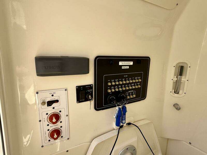 25ft Boston Whaler Yacht For Sale