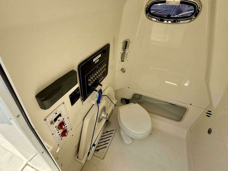 25ft Boston Whaler Yacht For Sale