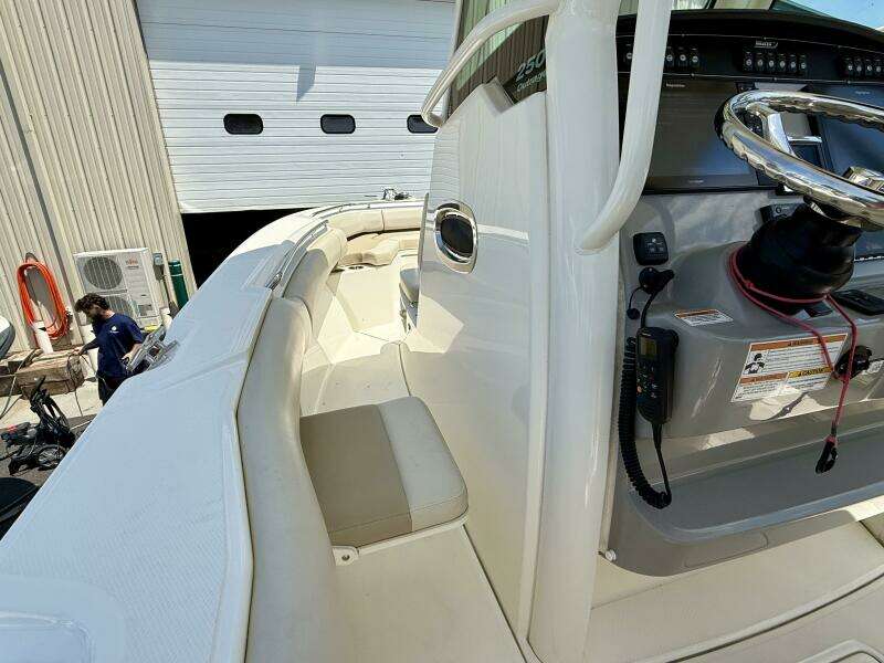 25ft Boston Whaler Yacht For Sale