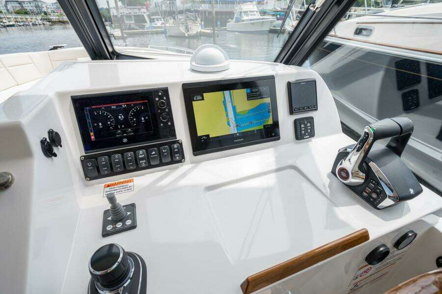 35ft MJM Yacht For Sale