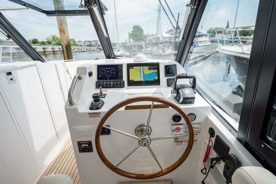 35ft MJM Yacht For Sale