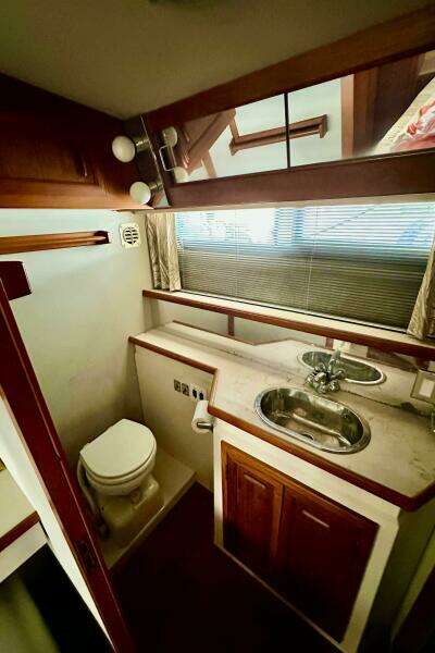 38ft Carver Yacht For Sale