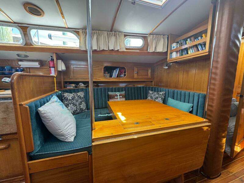 Mast Transit 42ft Hinckley Yacht For Sale
