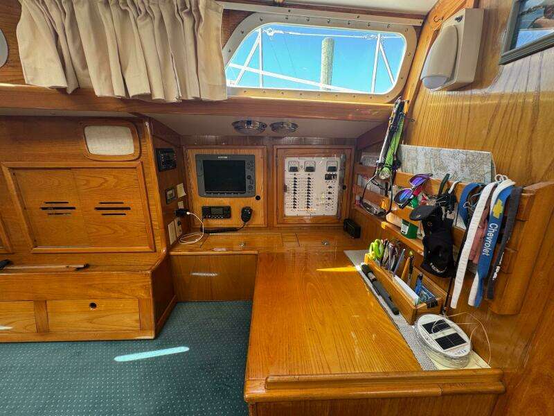 Mast Transit 42ft Hinckley Yacht For Sale