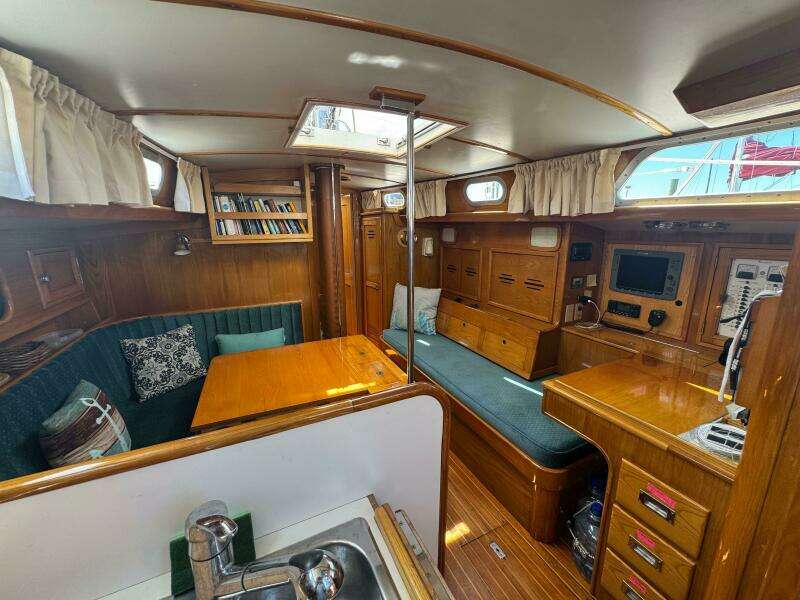 Mast Transit 42ft Hinckley Yacht For Sale