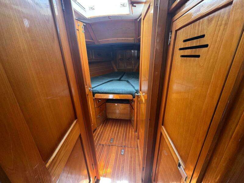 Mast Transit 42ft Hinckley Yacht For Sale