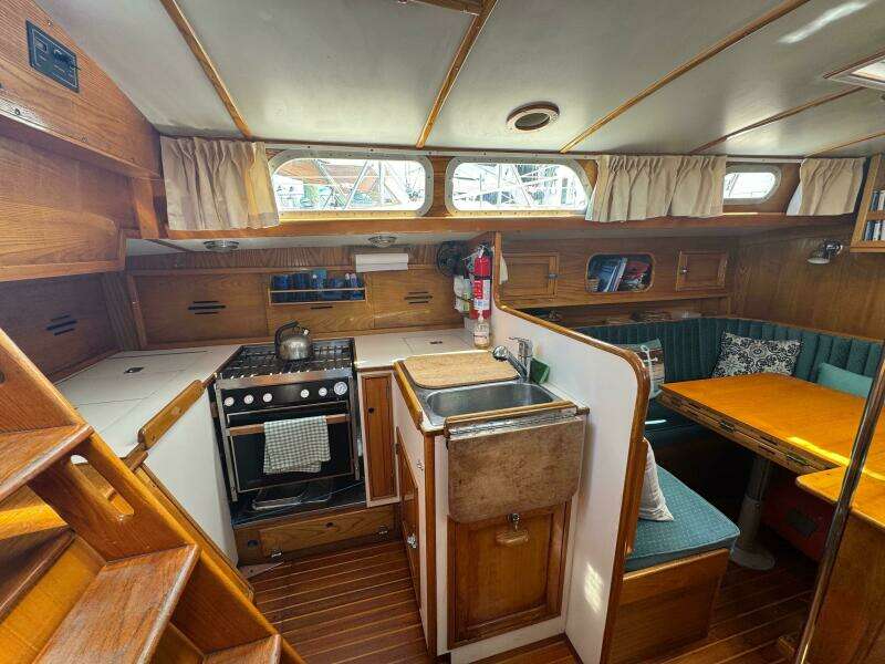 Mast Transit 42ft Hinckley Yacht For Sale