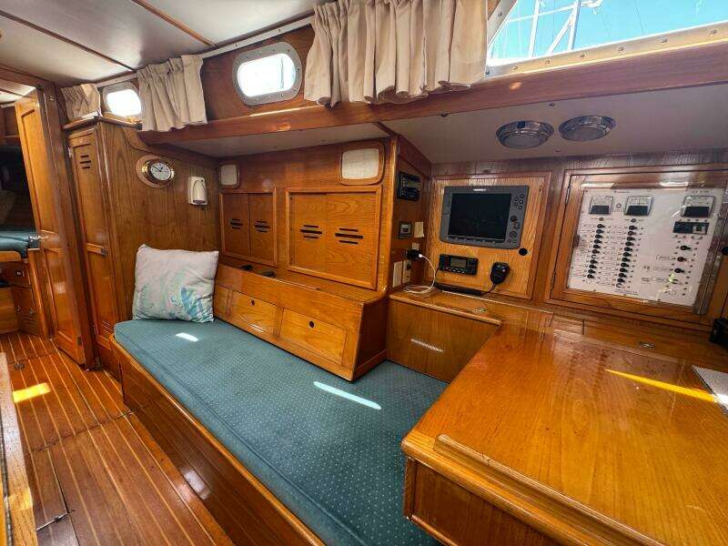 Mast Transit 42ft Hinckley Yacht For Sale