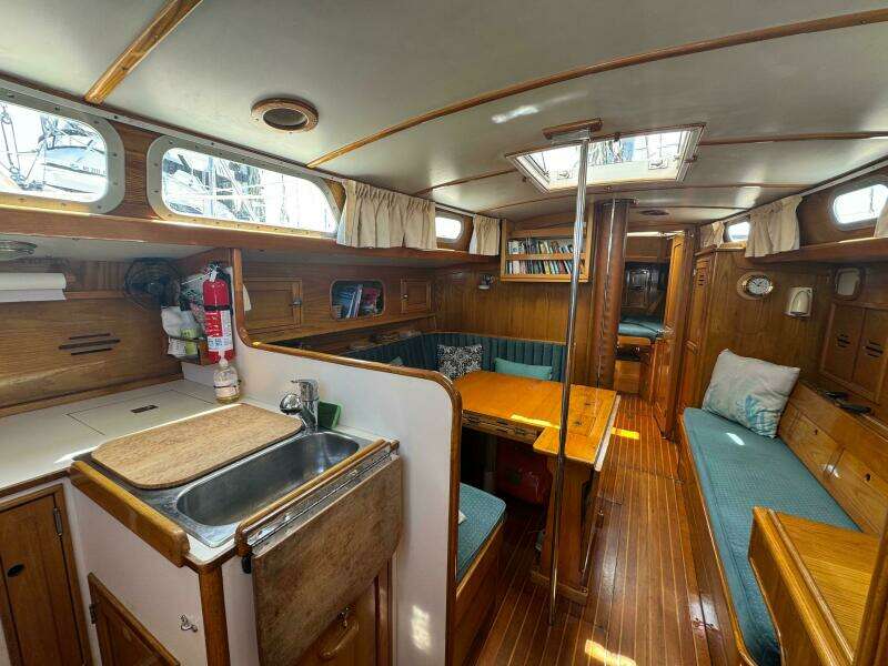 Mast Transit 42ft Hinckley Yacht For Sale