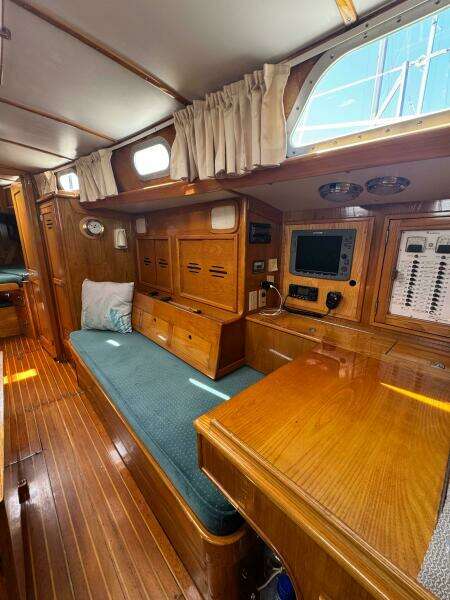 Mast Transit 42ft Hinckley Yacht For Sale