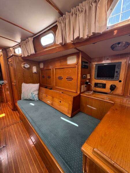 Mast Transit 42ft Hinckley Yacht For Sale