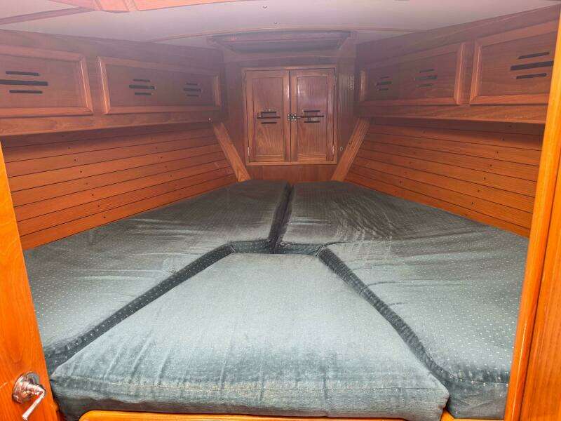 Mast Transit 42ft Hinckley Yacht For Sale