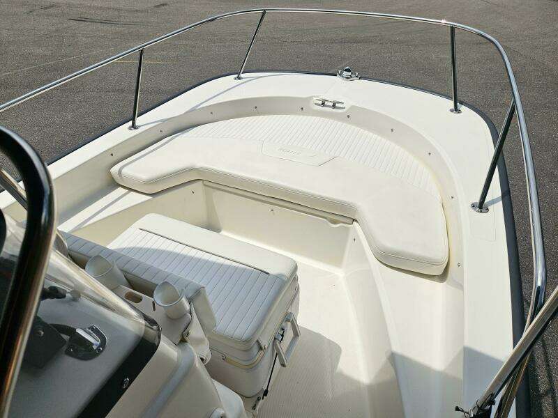17ft Boston Whaler Yacht For Sale