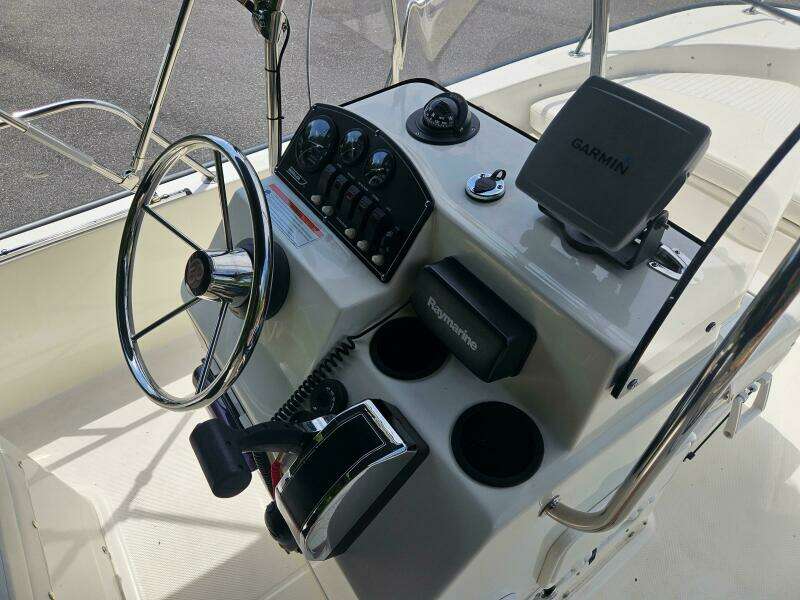 17ft Boston Whaler Yacht For Sale