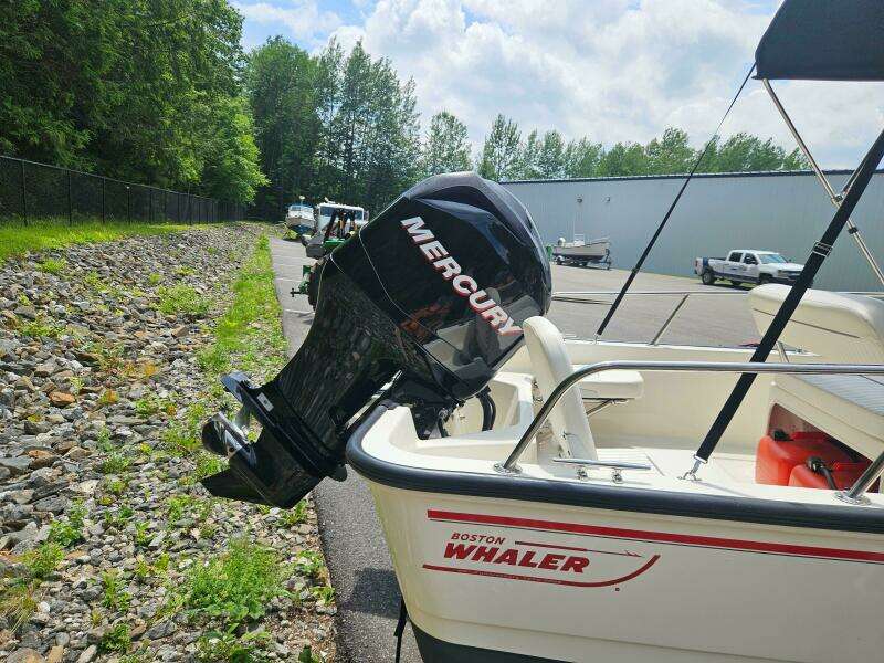 17ft Boston Whaler Yacht For Sale