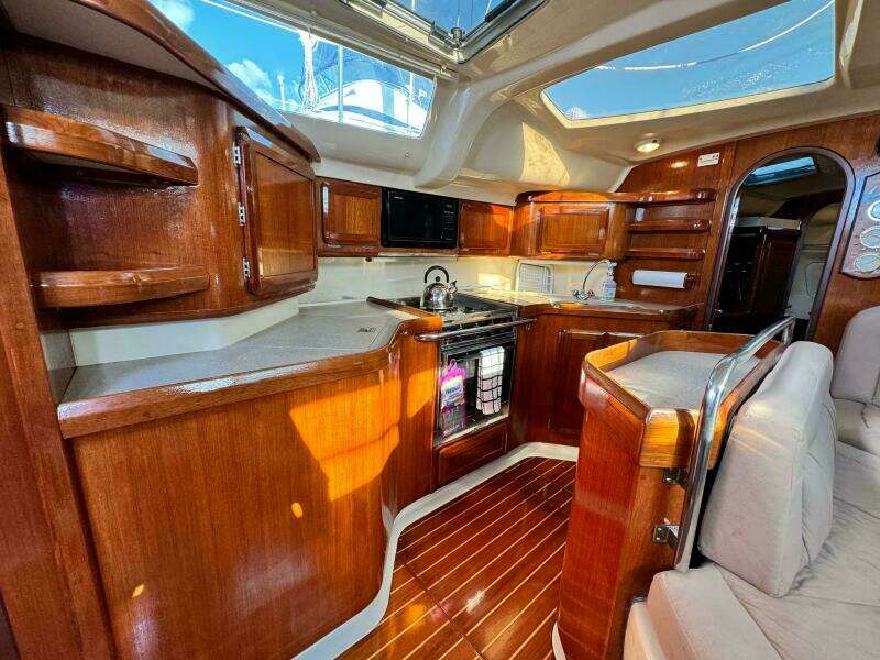 AVANTI 43ft Hunter Yacht For Sale