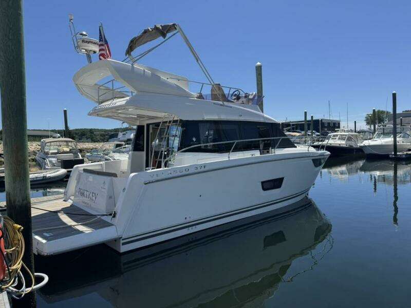 PortKey 33ft Jeanneau Yacht For Sale