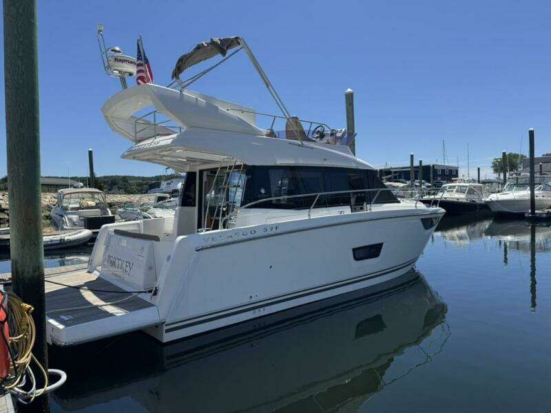 PortKey 33ft Jeanneau Yacht For Sale