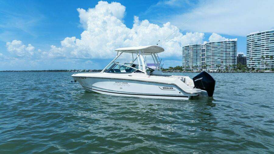 2023 Boston Whaler 240 Vantage - Profile Stern 3/4 Port