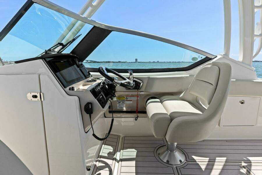 2023 Boston Whaler 240 Vantage - Helm Seating