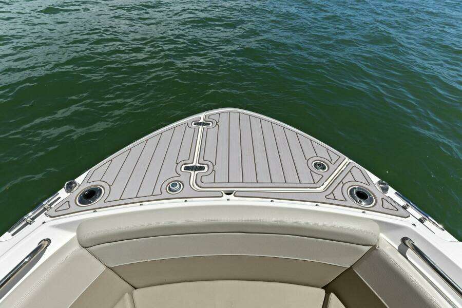 2023 Boston Whaler 240 Vantage - Bow
