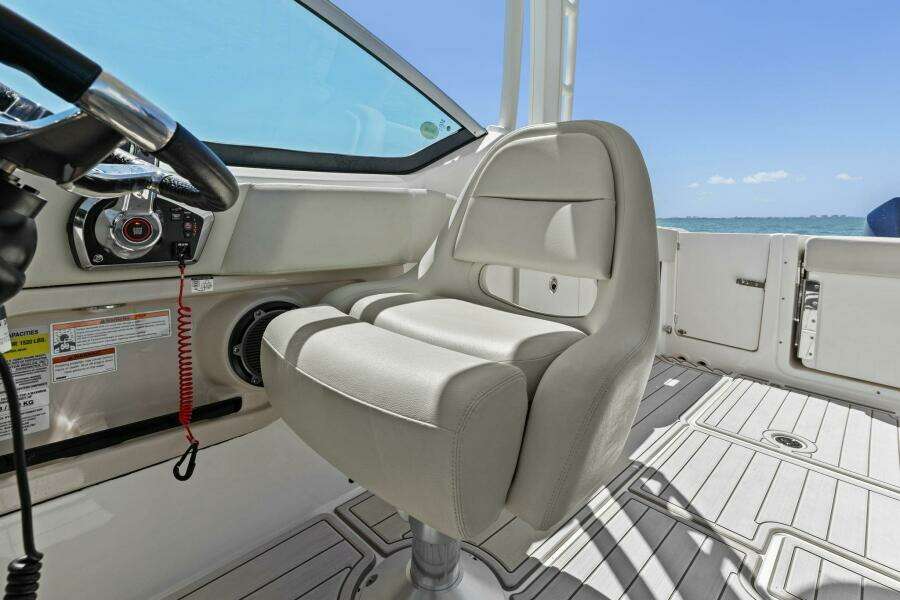 2023 Boston Whaler 240 Vantage - Helm Seating